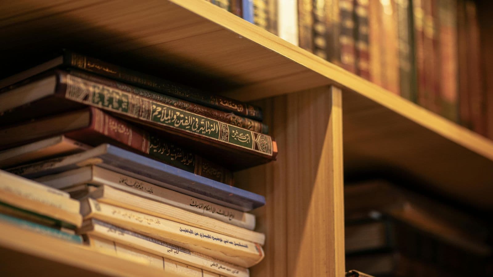 Pile de livres religieux en langue arabe
