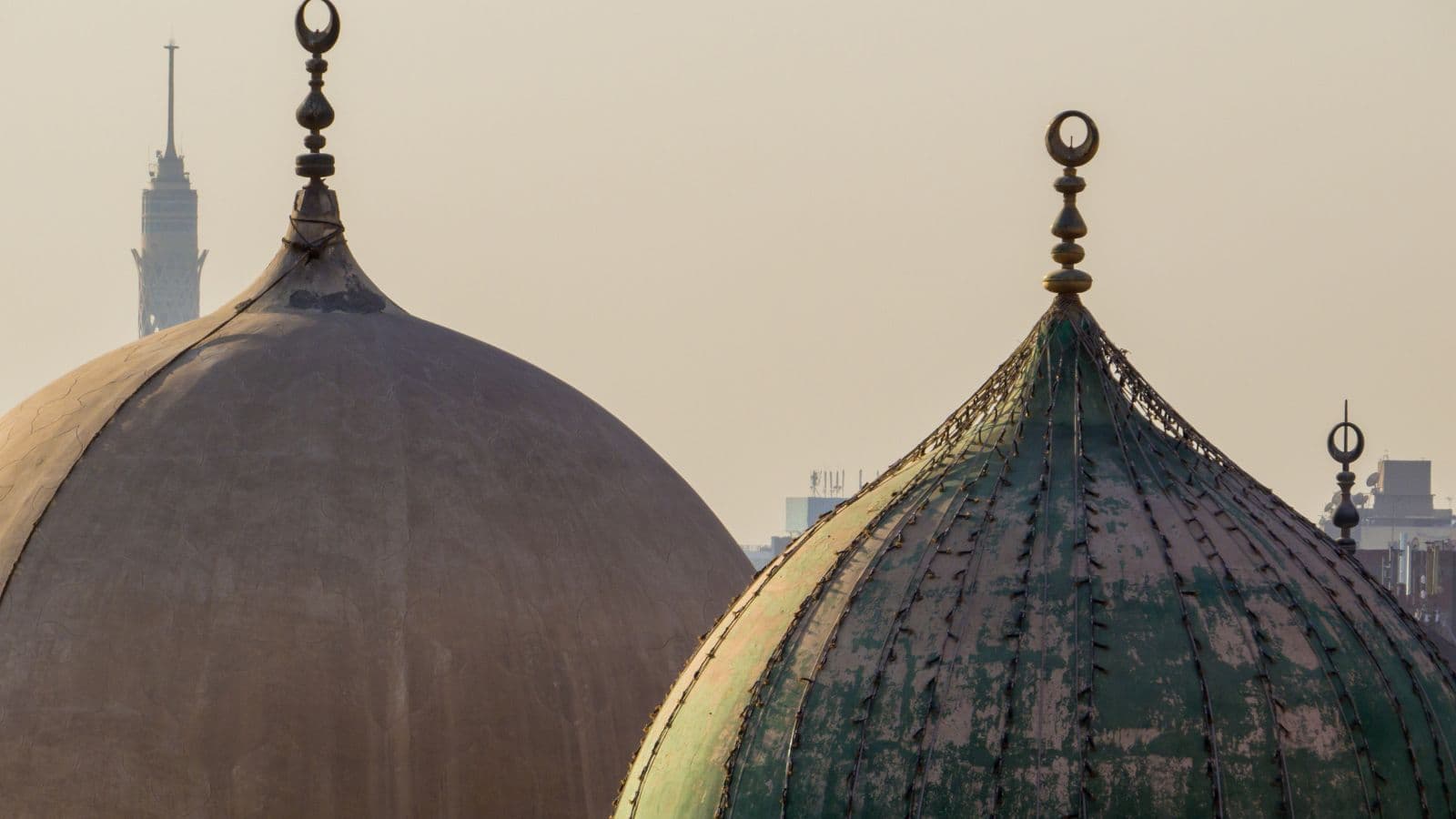 Dômes et minarets d'une mosquée dans une ville