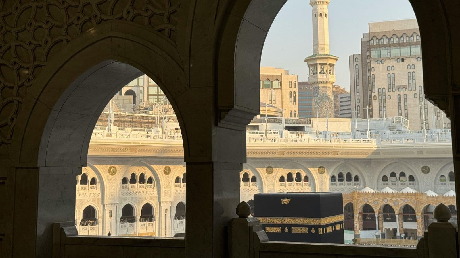 Kaaba aperçue à travers les arches de la Grande Mosquée