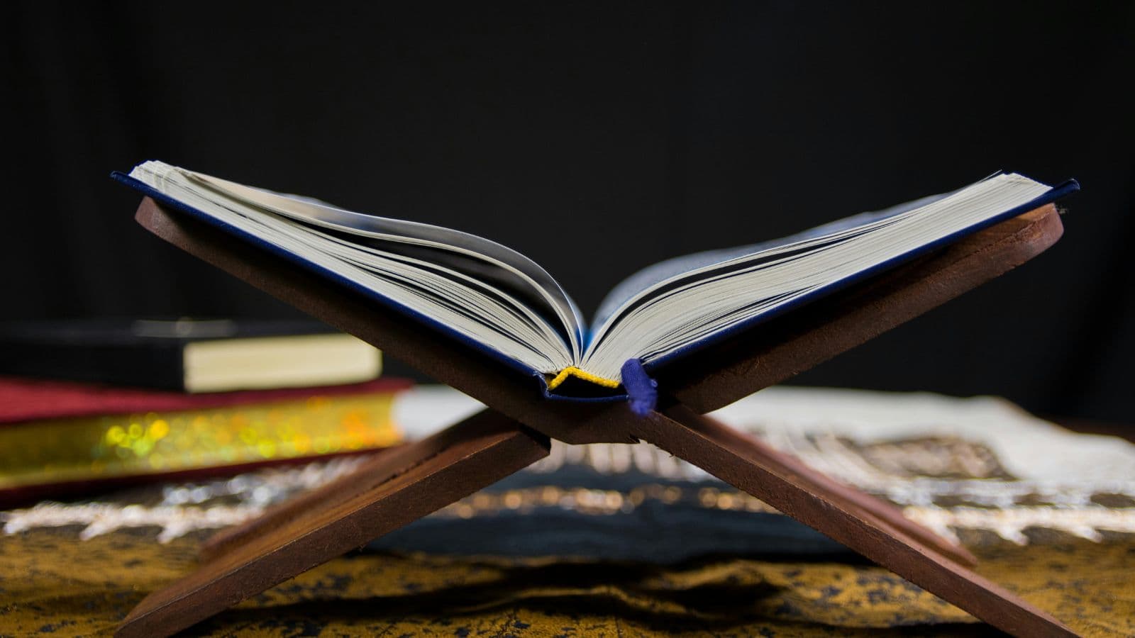 Livre religieux ouvert sur un pupitre en bois