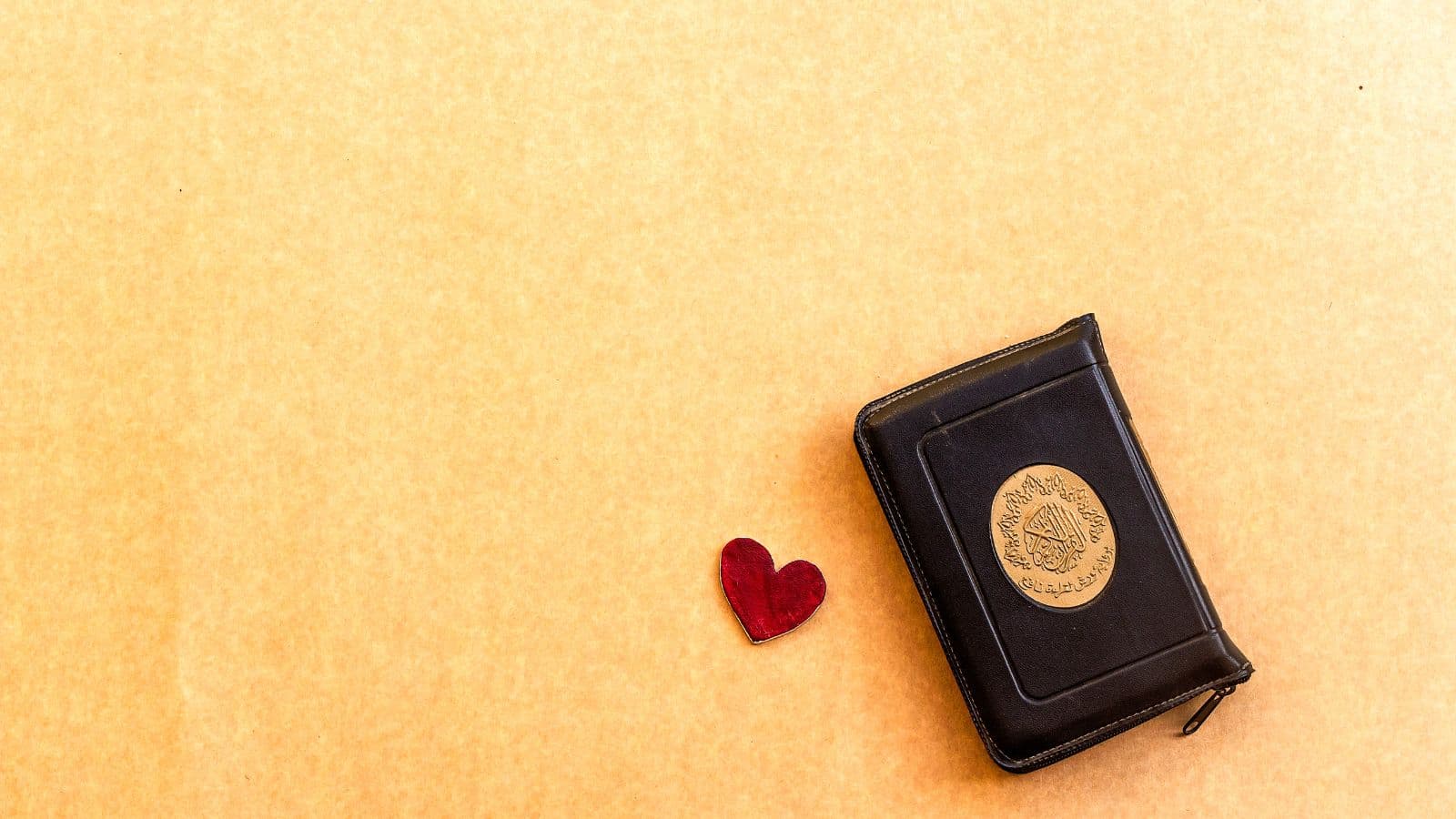 Petit livre du Coran accompagné d'un cœur rouge décoratif