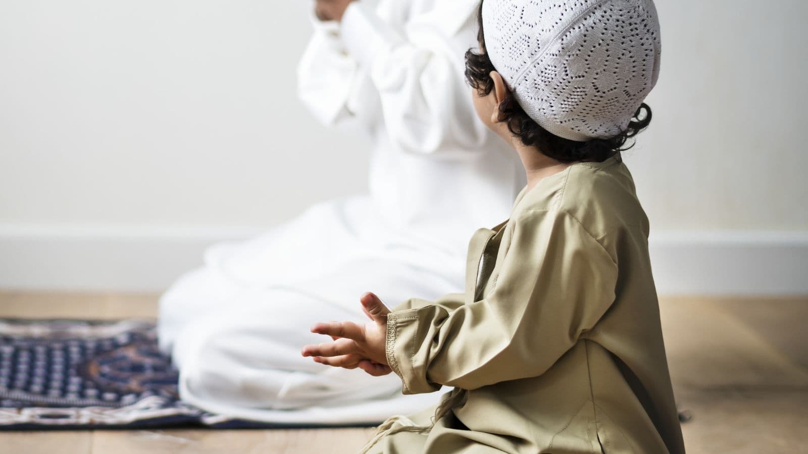 Enfant en prière vu de dos, visage non visible