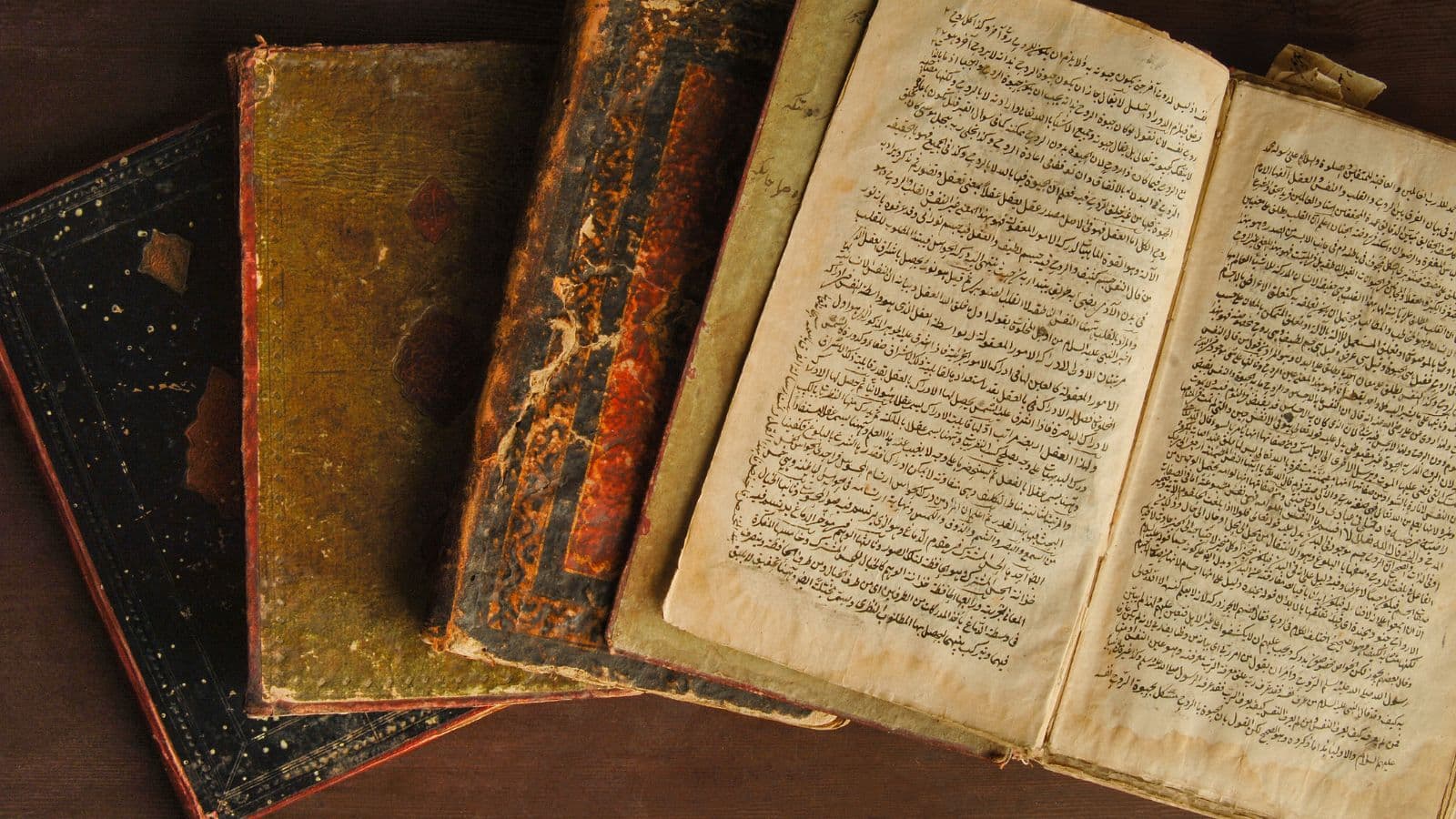 Anciens manuscrits en langue arabe ouverts sur une table