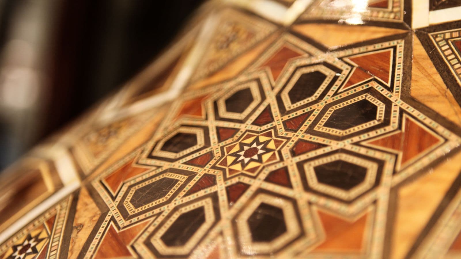 Détail de marqueterie en bois aux motifs géométriques