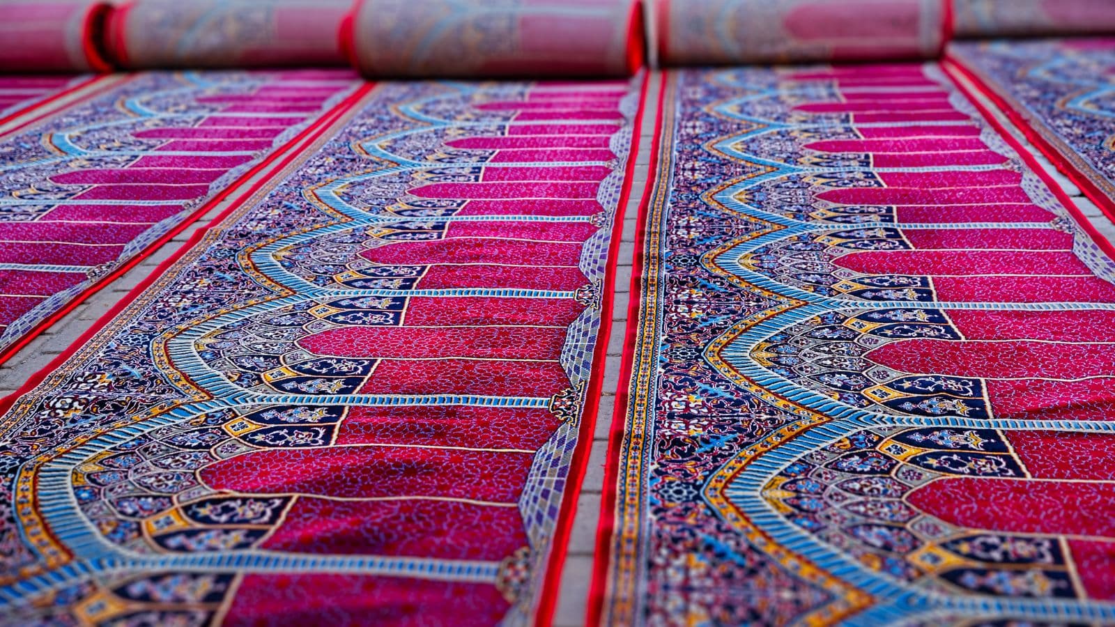 Rangées de tapis de prière rouges alignés
