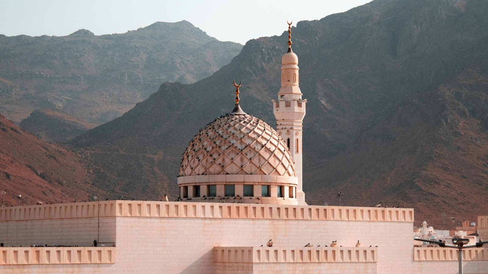 Mosquée blanche devant un paysage de montagnes