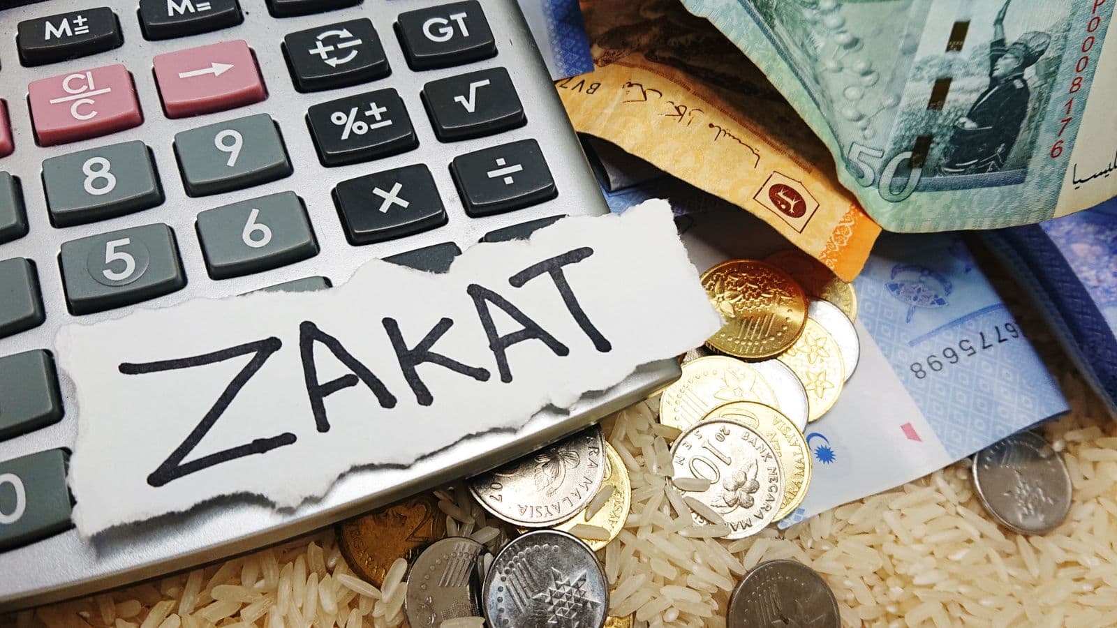 Calculatrice, monnaie et riz accompagnés du mot Zakat