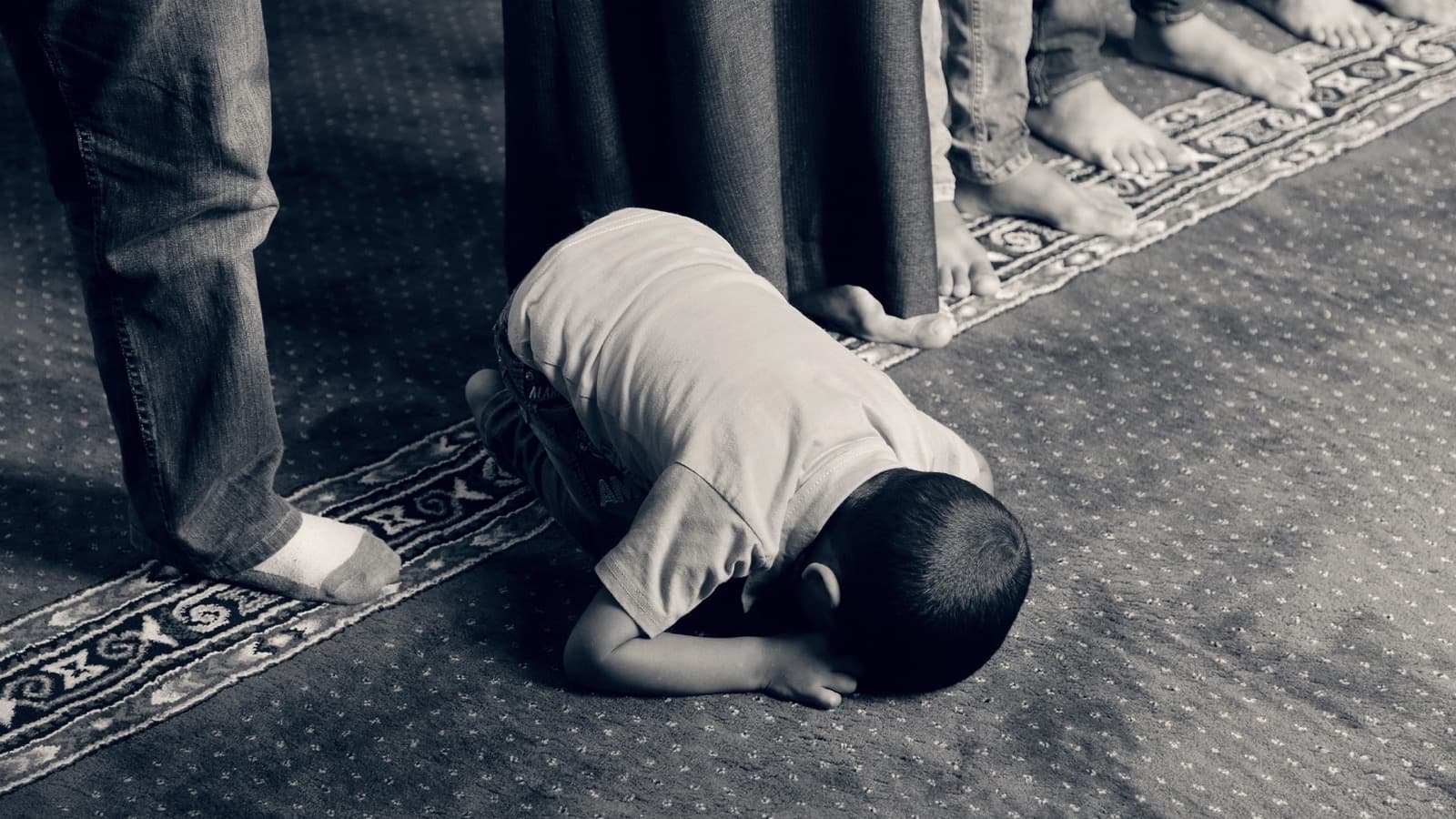 Enfant en prosternation pendant la prière, visage non visible