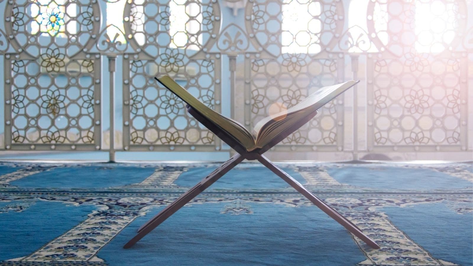Coran sur un pupitre dans une mosquée lumineuse