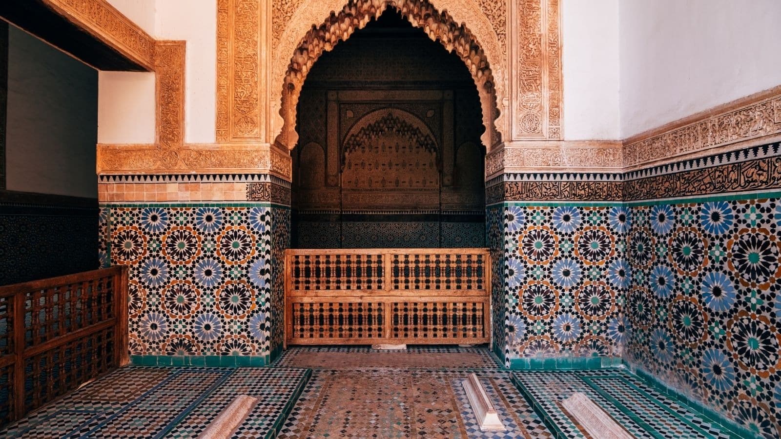Niche de mosquée ornée de zelliges et de bois sculpté