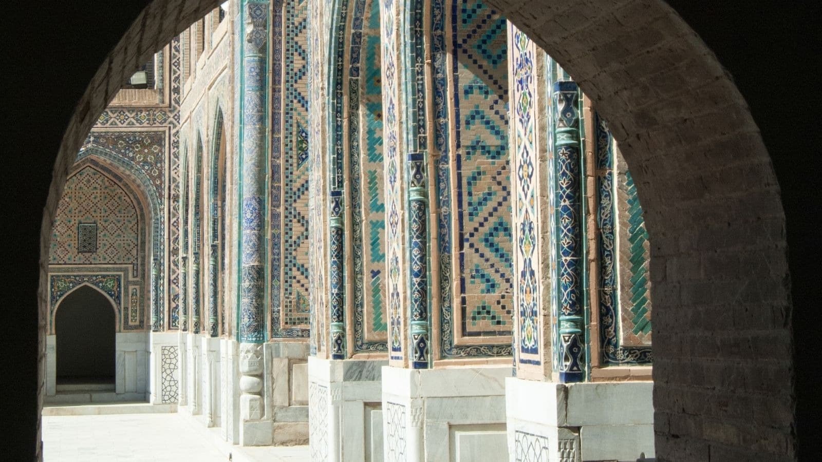 Arche de mosquée éclairée par la lumière naturelle