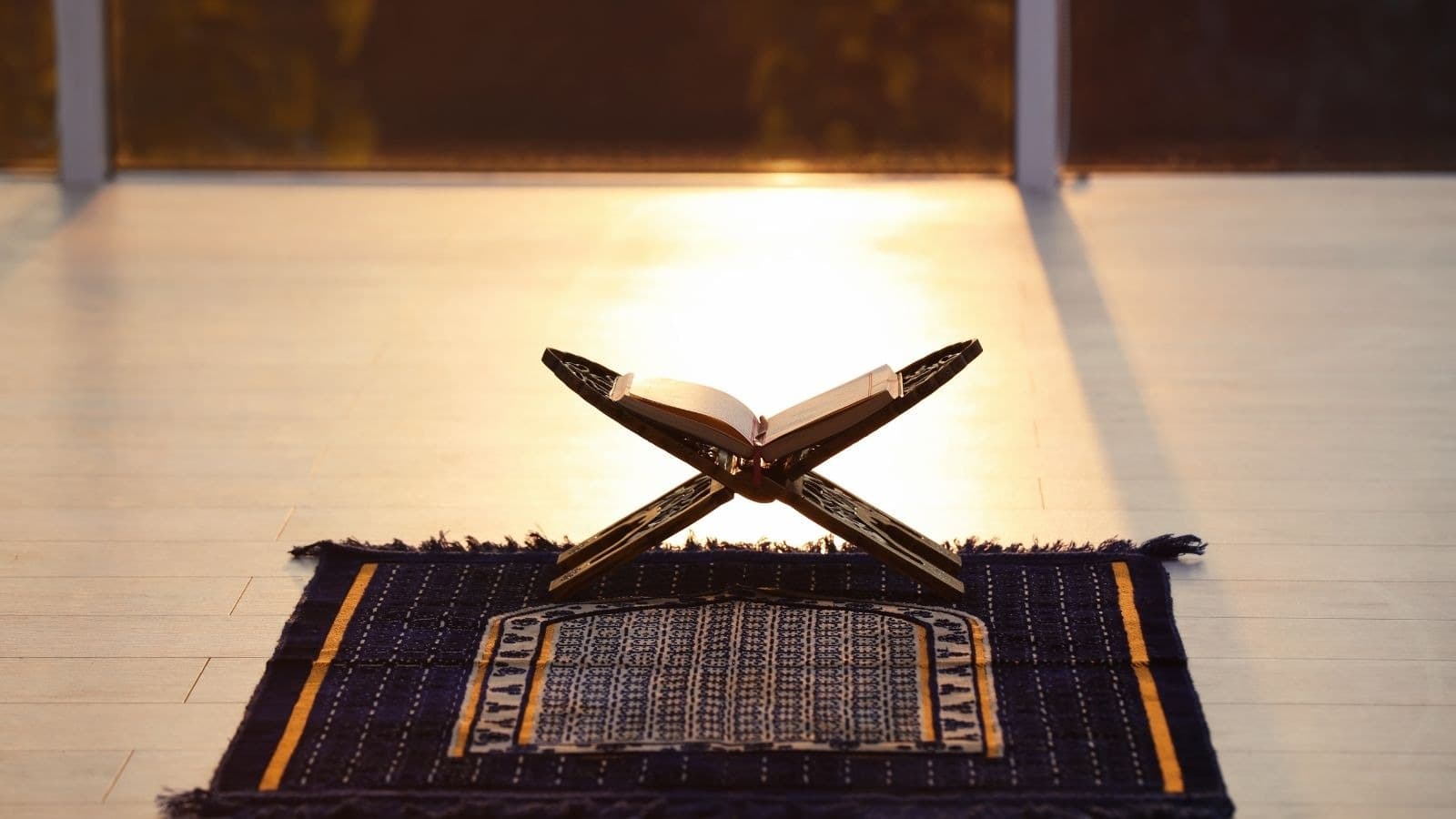 Pupitre vide posé sur un tapis de prière