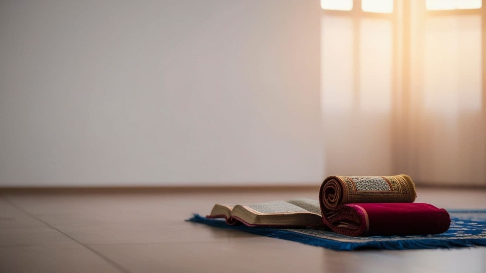 Tapis de prière roulé près d'un livre ouvert