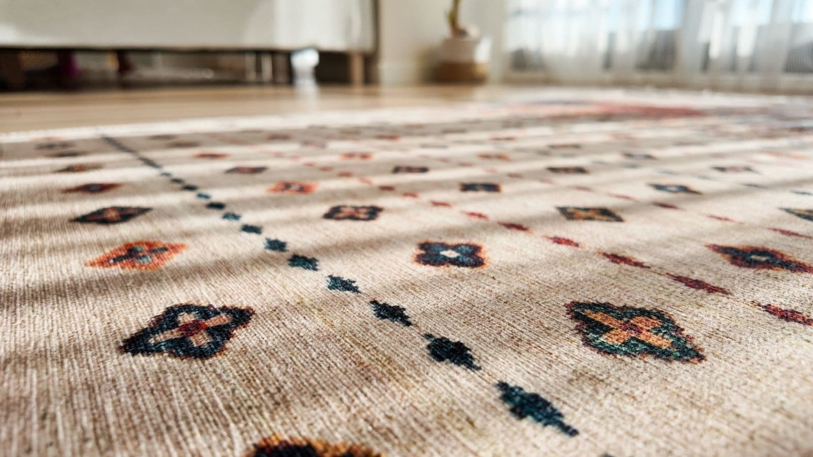 Détail d'un tapis de prière aux motifs sobres