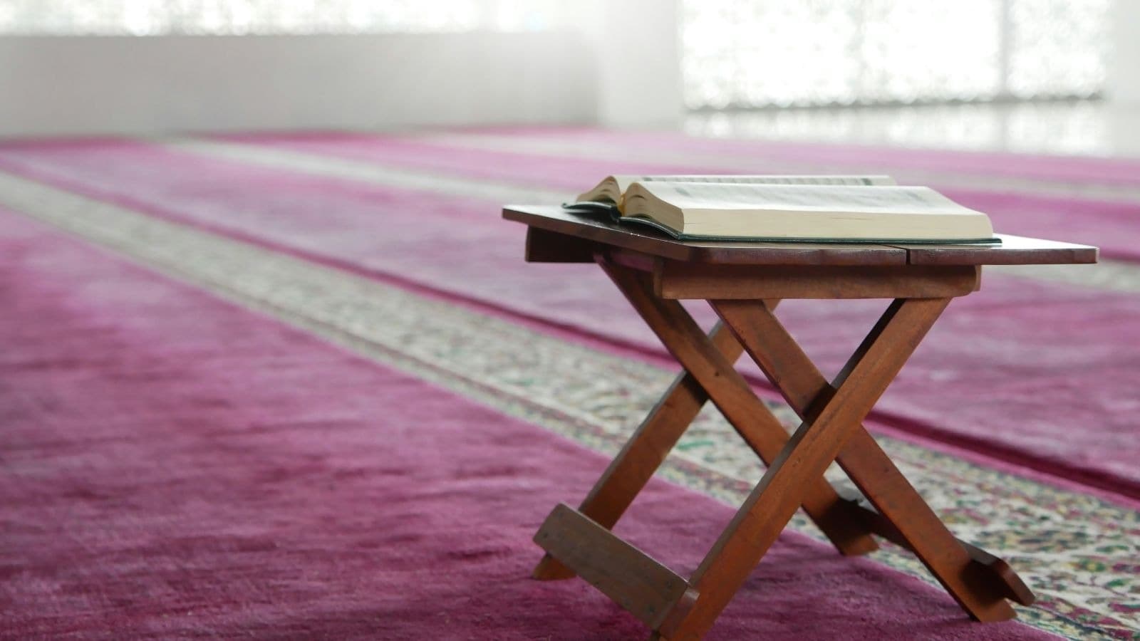 Coran fermé sur un pupitre au milieu d'une mosquée