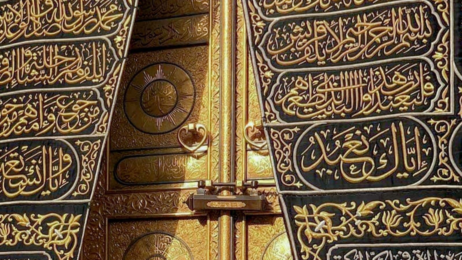 Porte dorée de la Kaaba et étoffe noire brodée