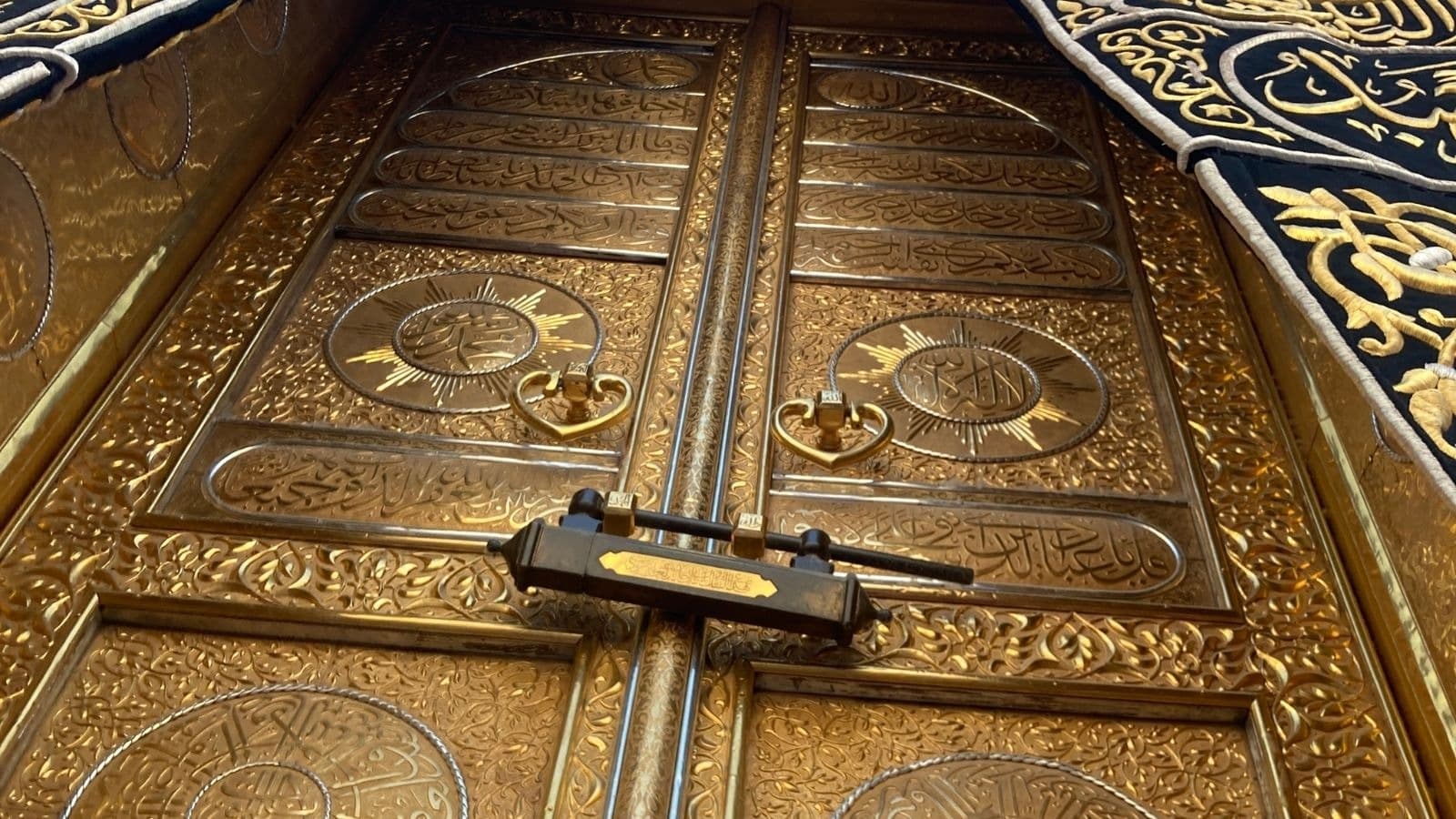 Détail des battants dorés de la porte de la Kaaba