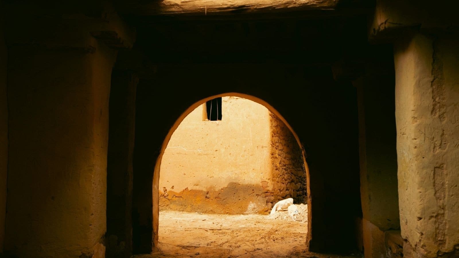 Passage ouvert vers une cour baignée de lumière