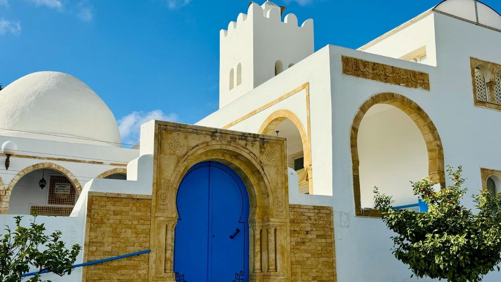 Porte bleue dans une façade blanche méditerranéenne