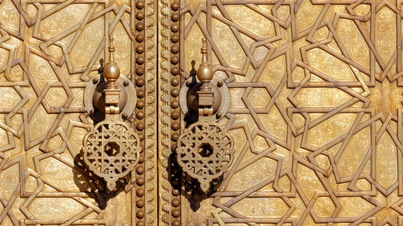 Serrure ancienne sur une porte richement sculptée