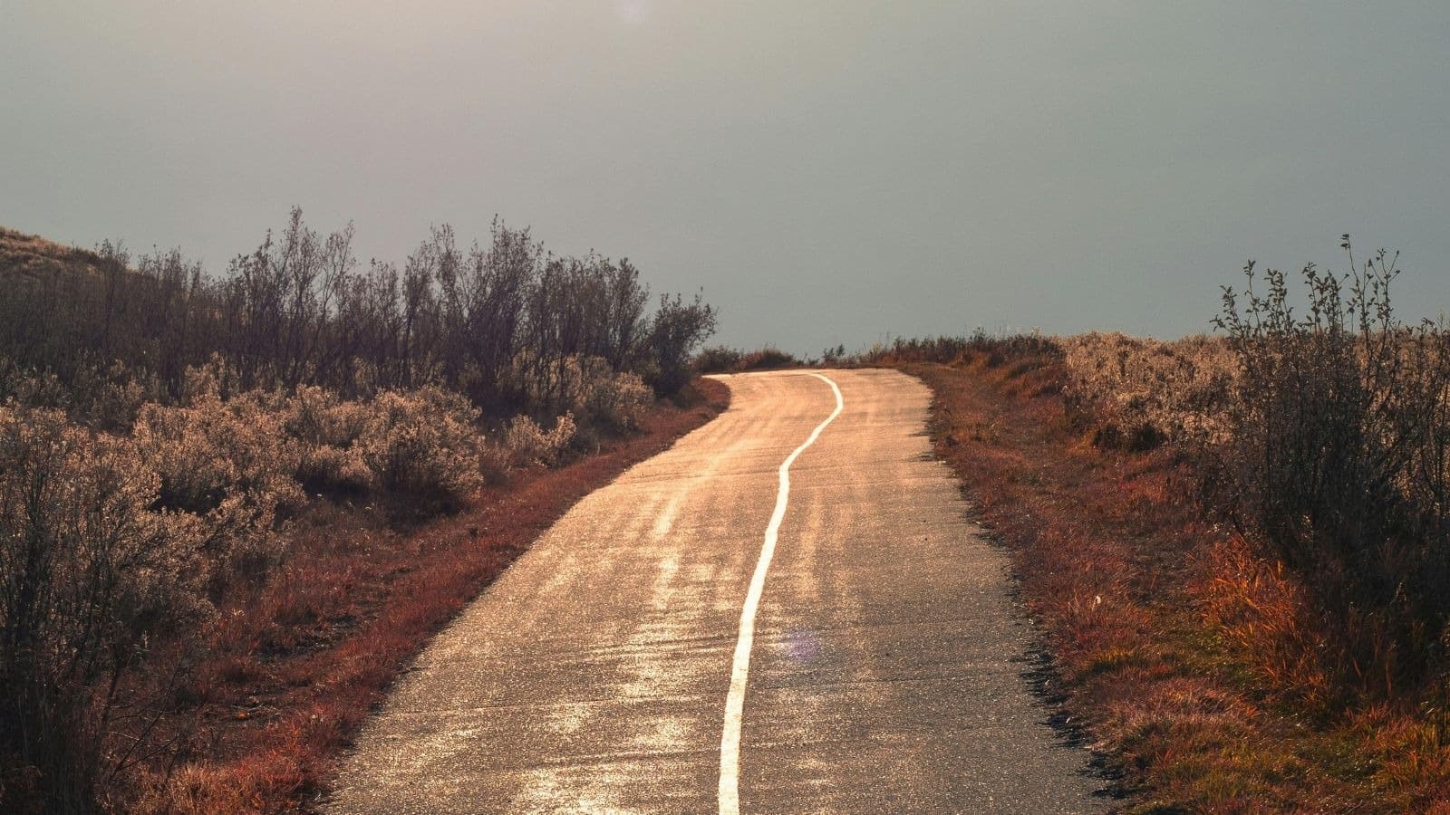 Route sinueuse traversant un paysage aride