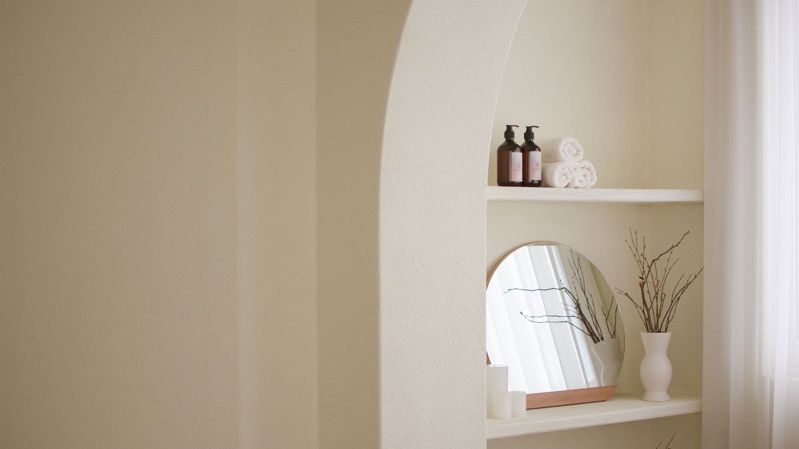 Miroir arrondi dans un intérieur clair et épuré