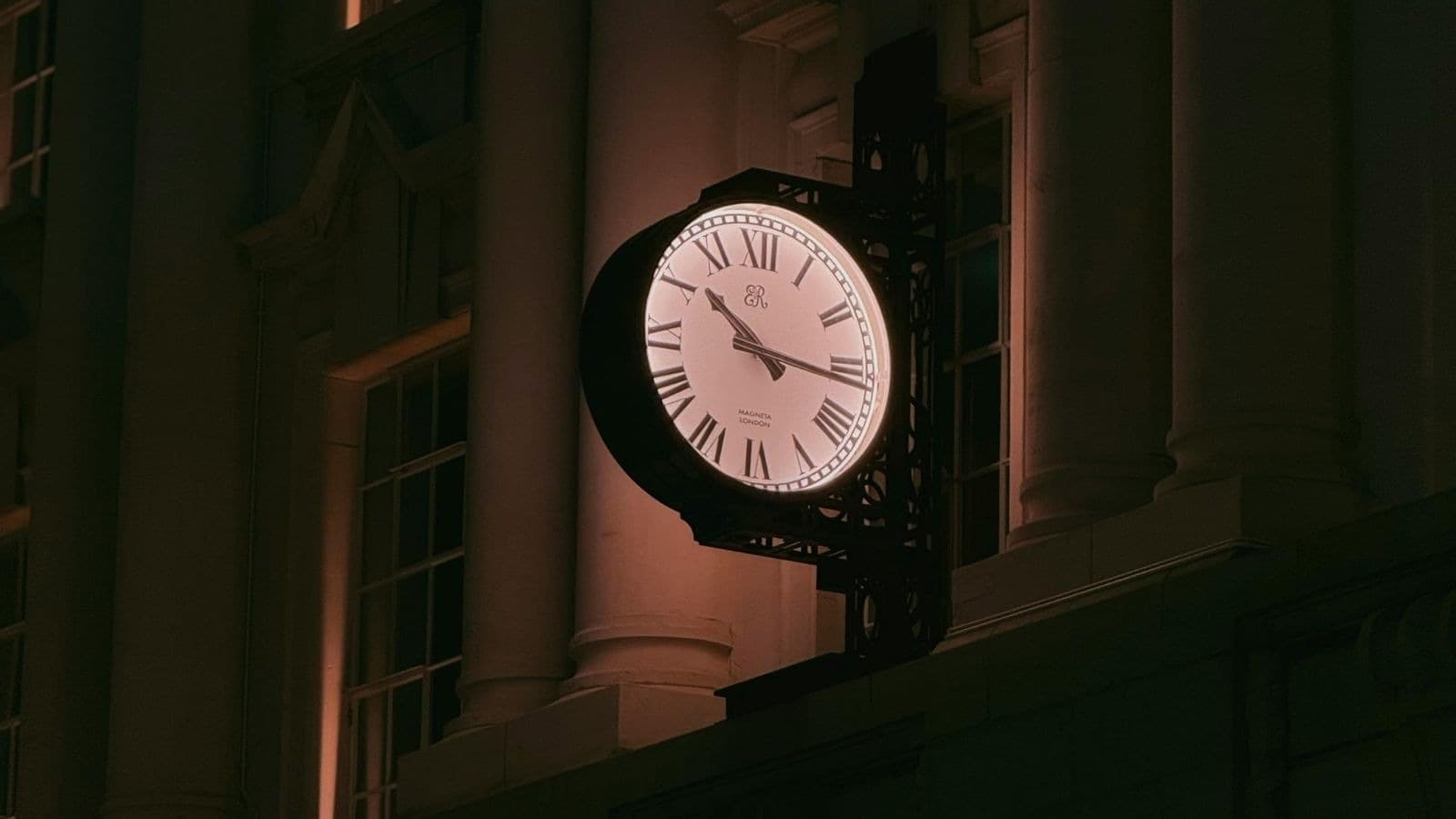 Horloge publique éclairée dans la nuit
