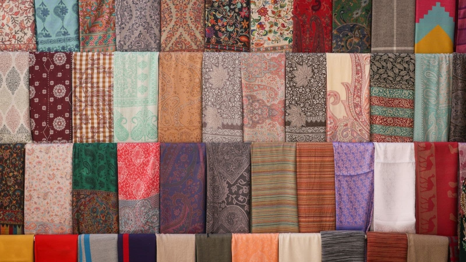 Échantillons de tissus colorés soigneusement alignés