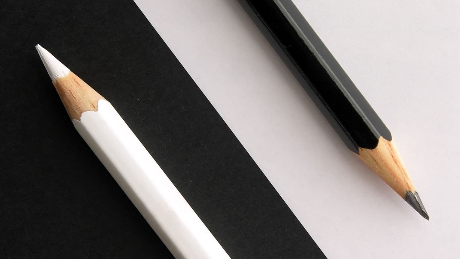 Crayons blanc et noir séparés par un contraste net