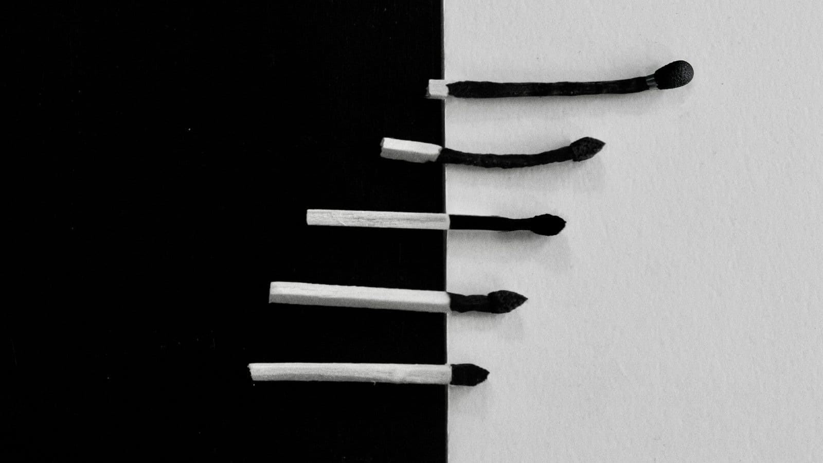 Allumettes progressivement brûlées sur un contraste noir et blanc