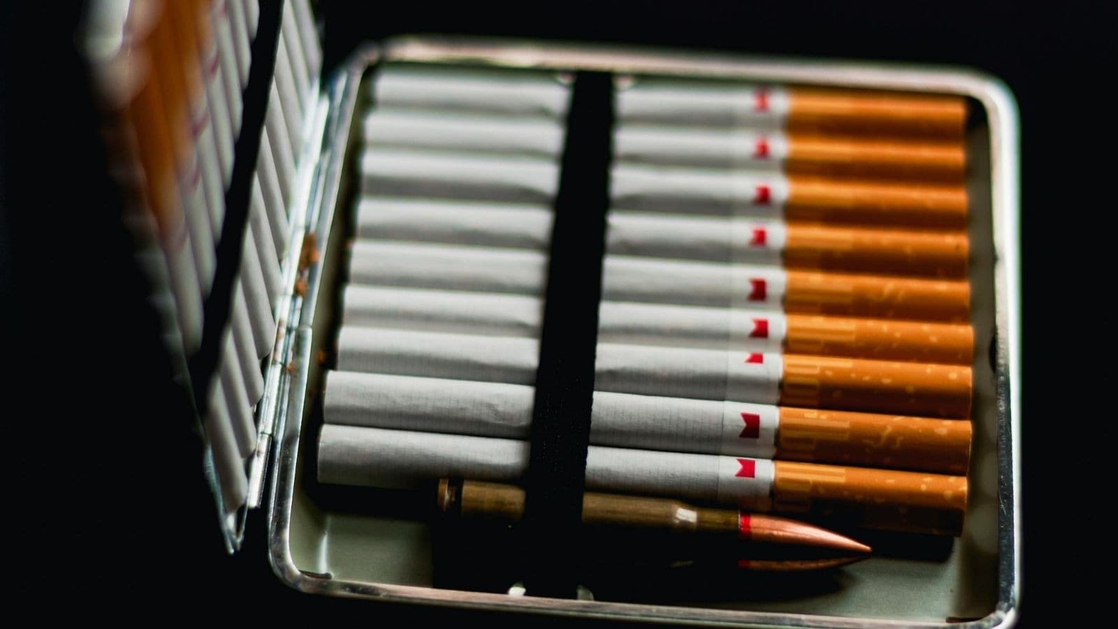 Crayons de couleurs rangés dans une boîte
