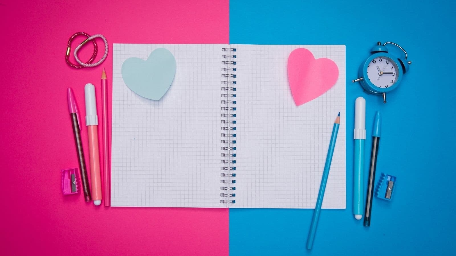 Carnet et fournitures colorées sur un bureau