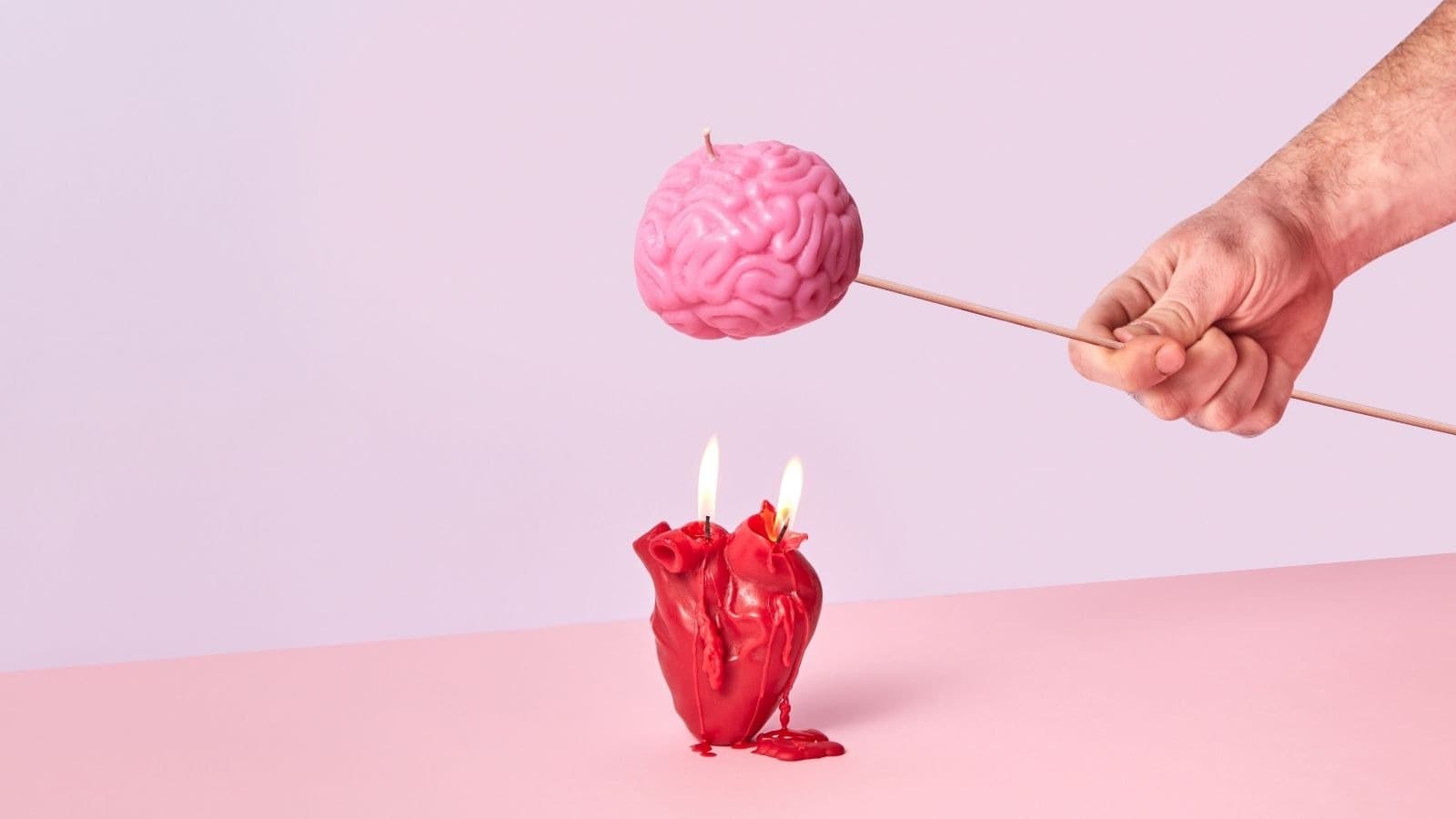 Fleur fraîche opposée à une fleur fanée