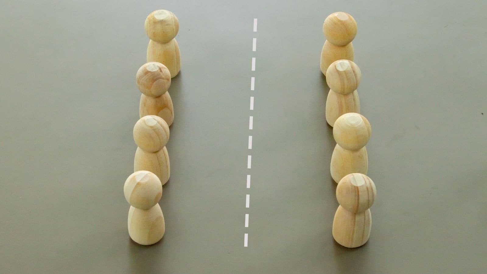 Deux groupes de figurines séparés par une ligne