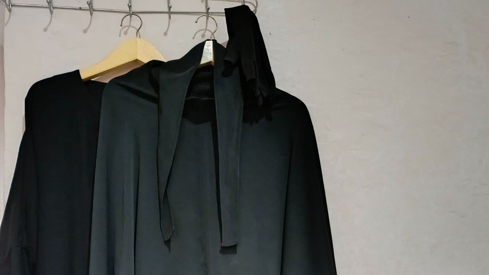 Vêtements noirs suspendus sur des cintres