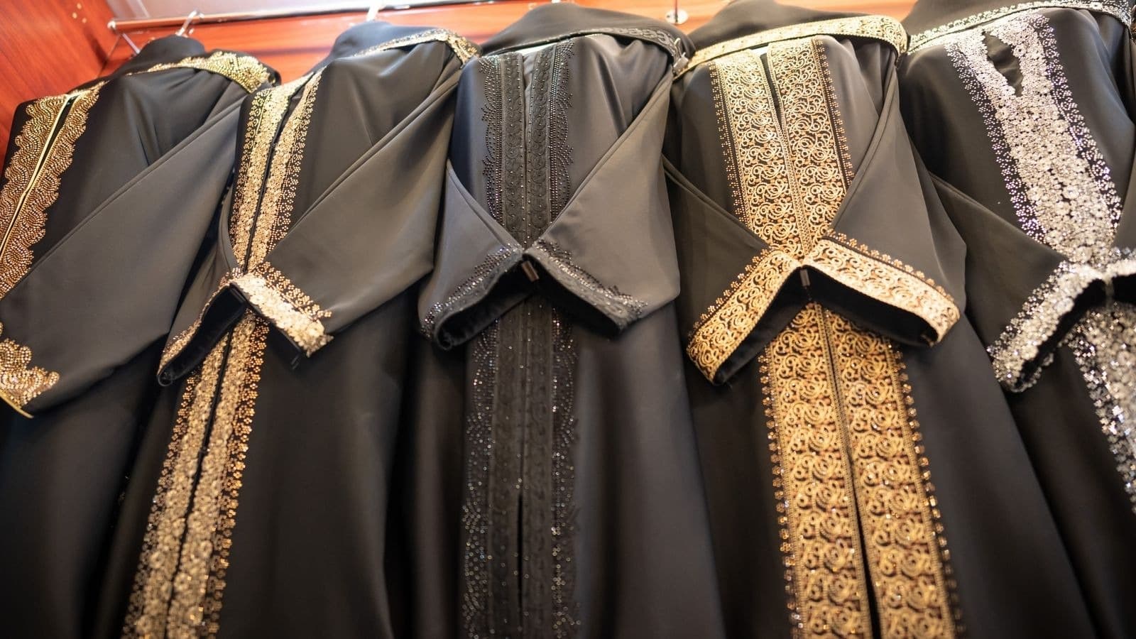 Rangée de vêtements féminins noirs brodés