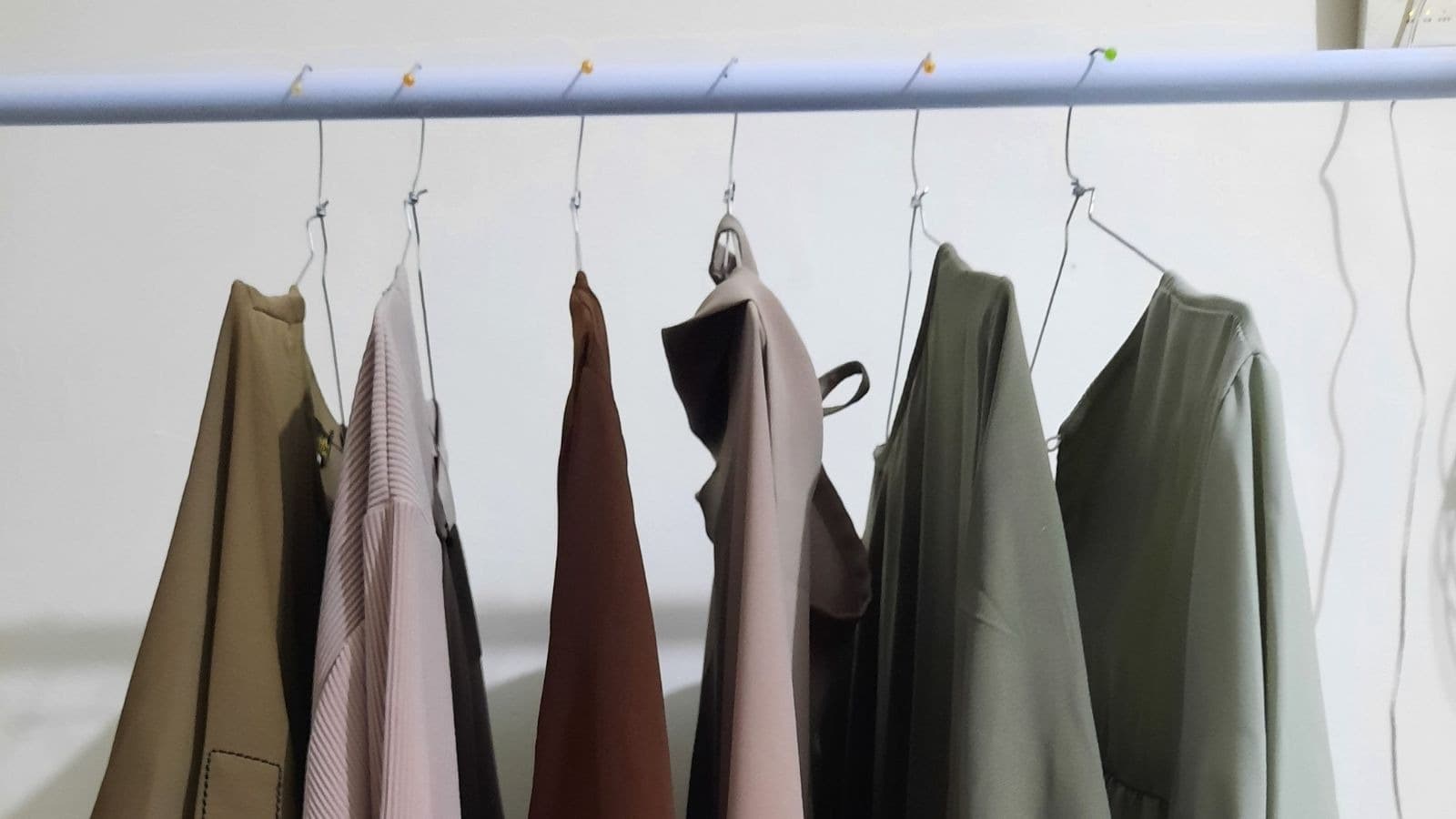 Vêtements féminins longs dans plusieurs tons sobres