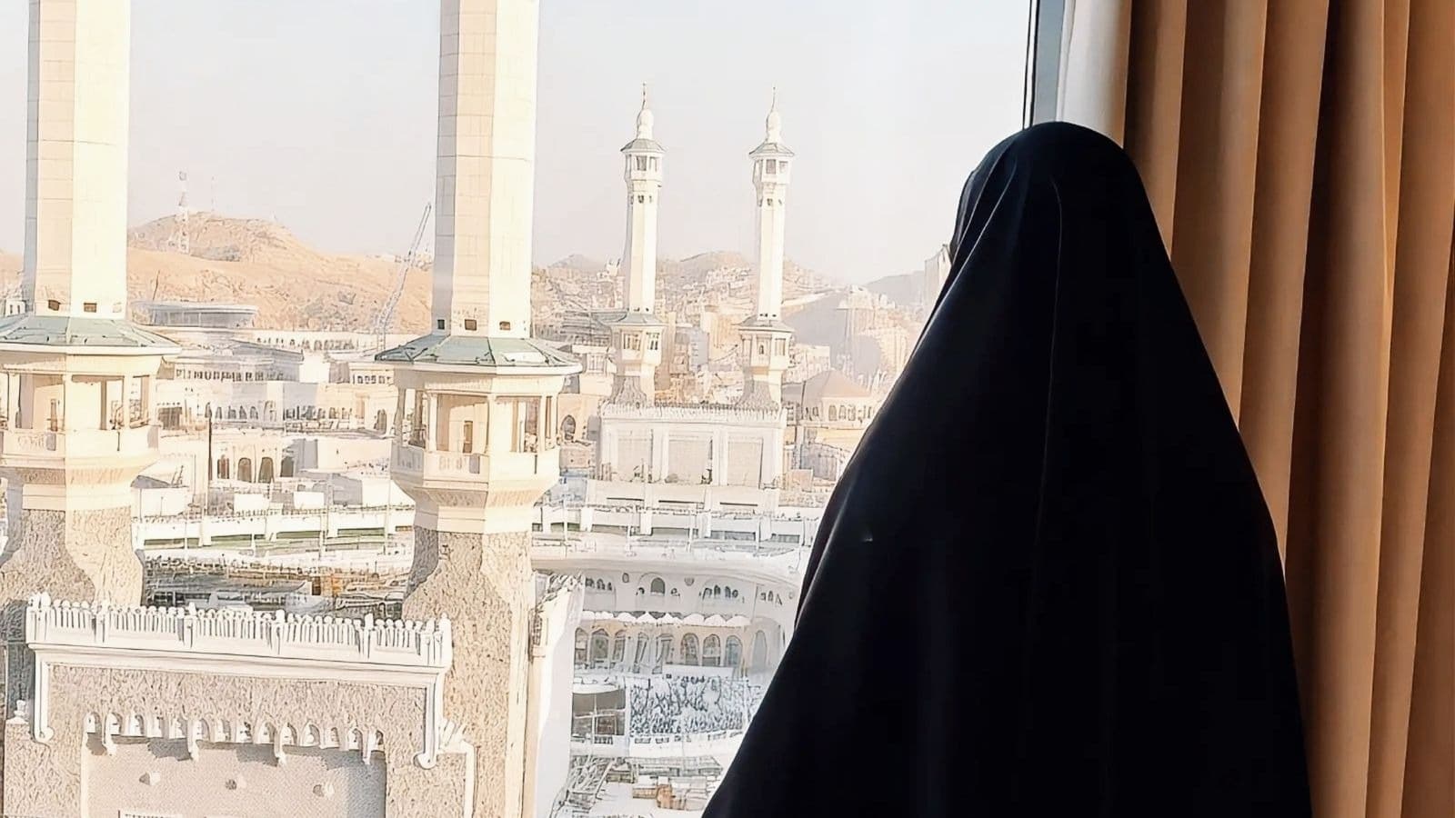 Femme voilée de dos face à la Mosquée sacrée