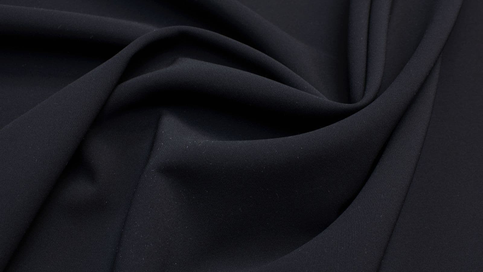 Détail d'un tissu noir aux plis souples