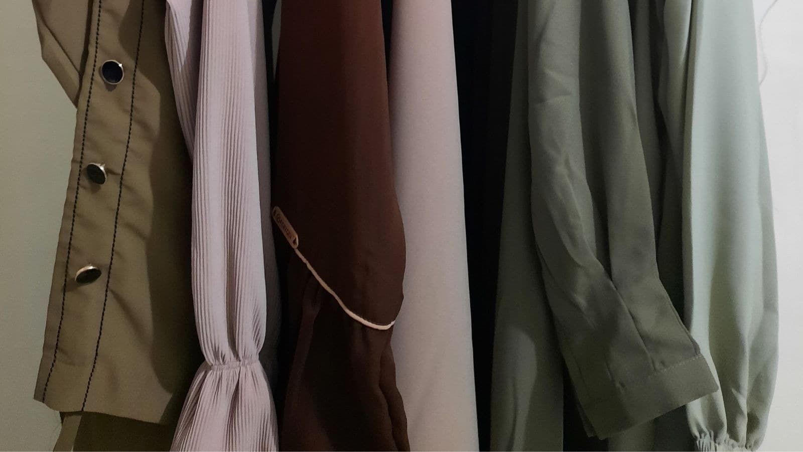 Vêtements féminins suspendus dans des tons naturels