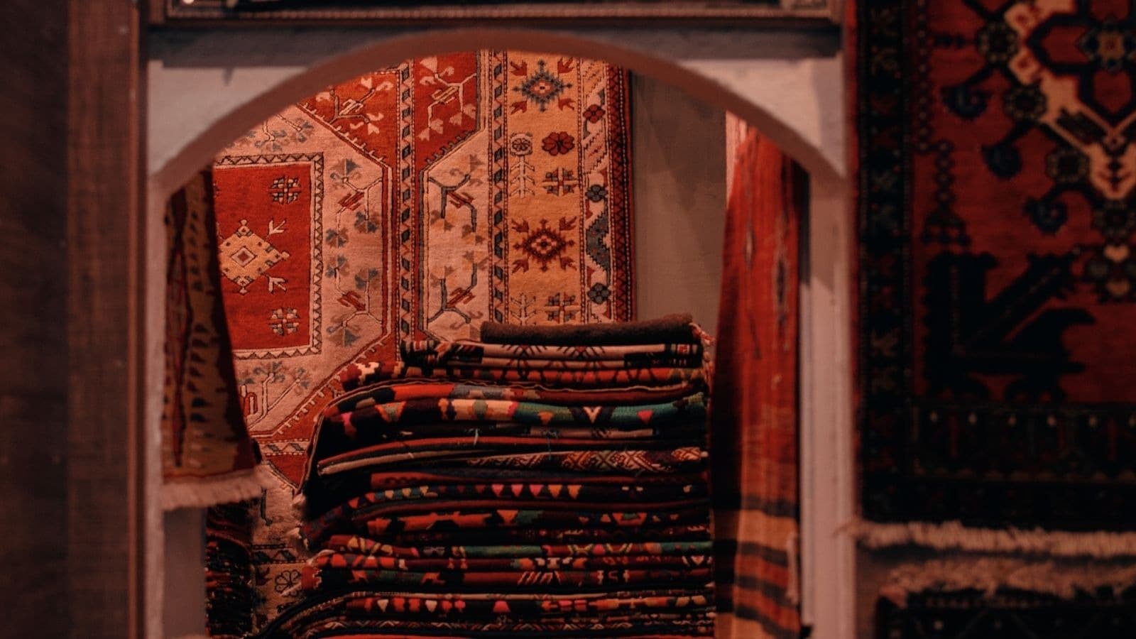 Tapis et textiles artisanaux présentés dans une boutique