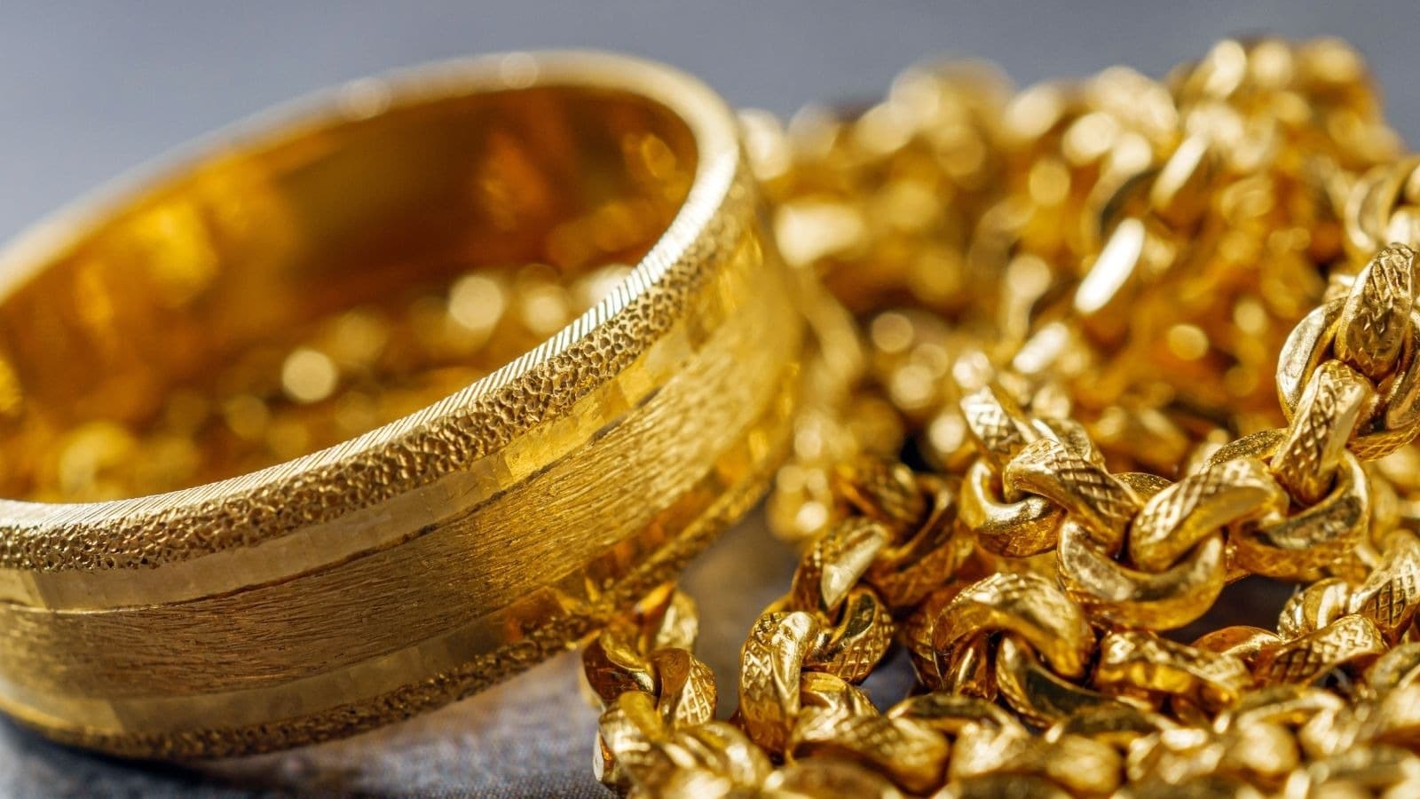 Bracelets et bijoux en or en gros plan