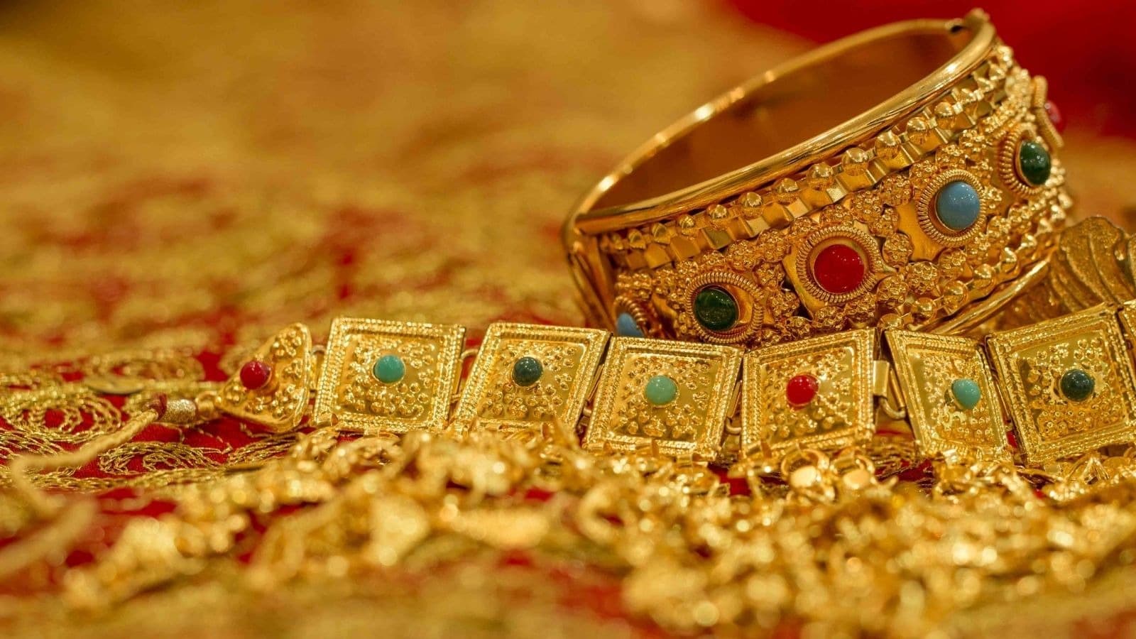 Colliers et bracelet dorés ornés de pierres colorées