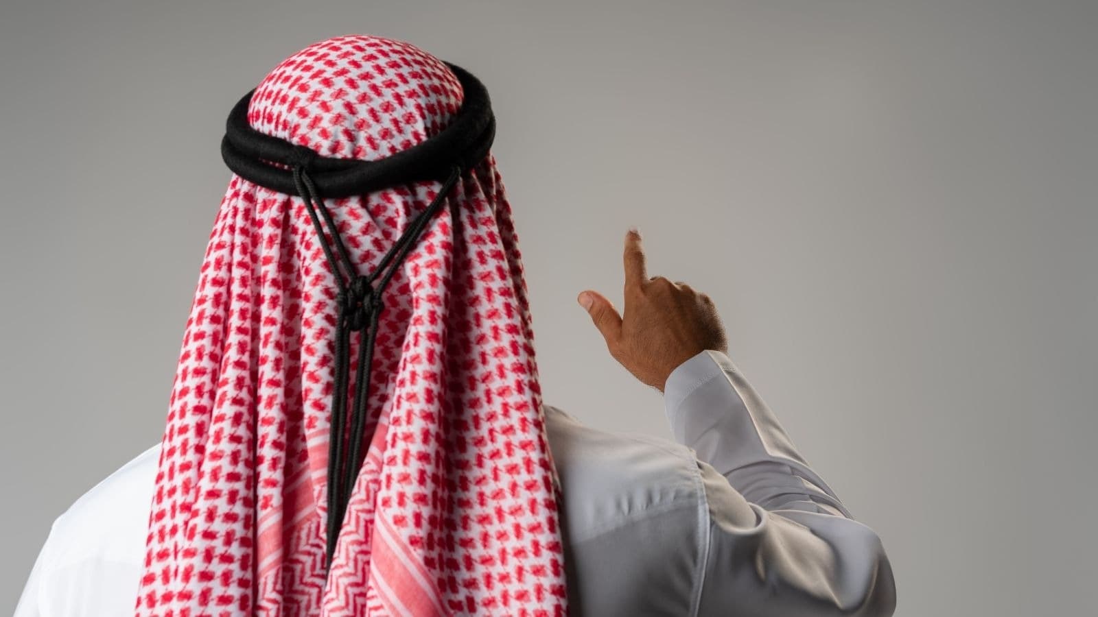 Homme en tenue traditionnelle levant un doigt