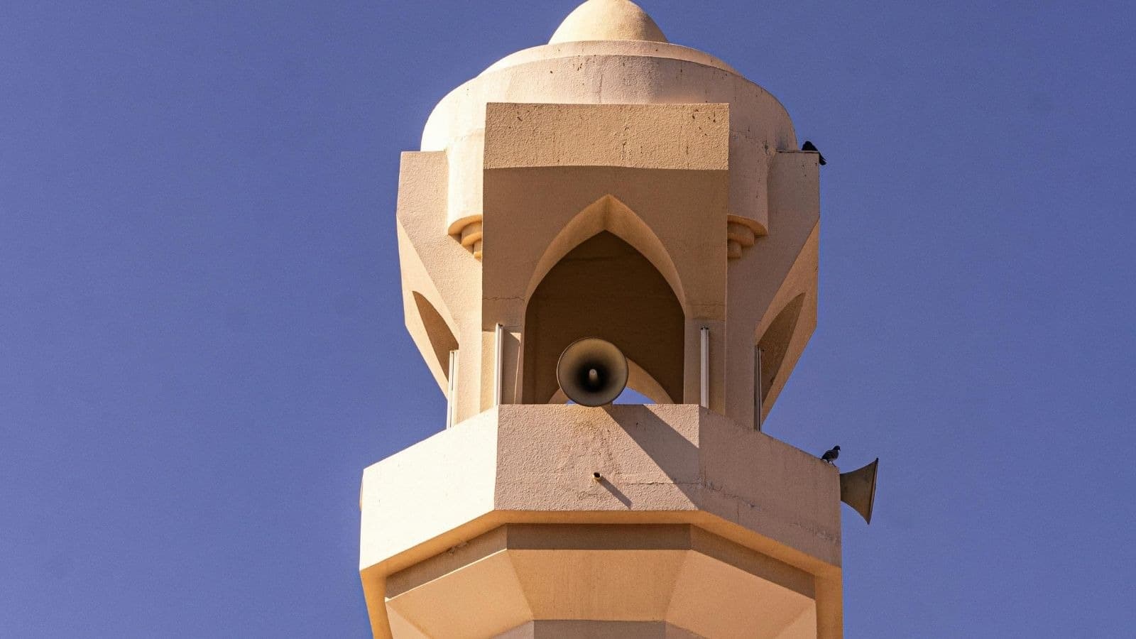 Minaret clair se détachant sur un ciel bleu