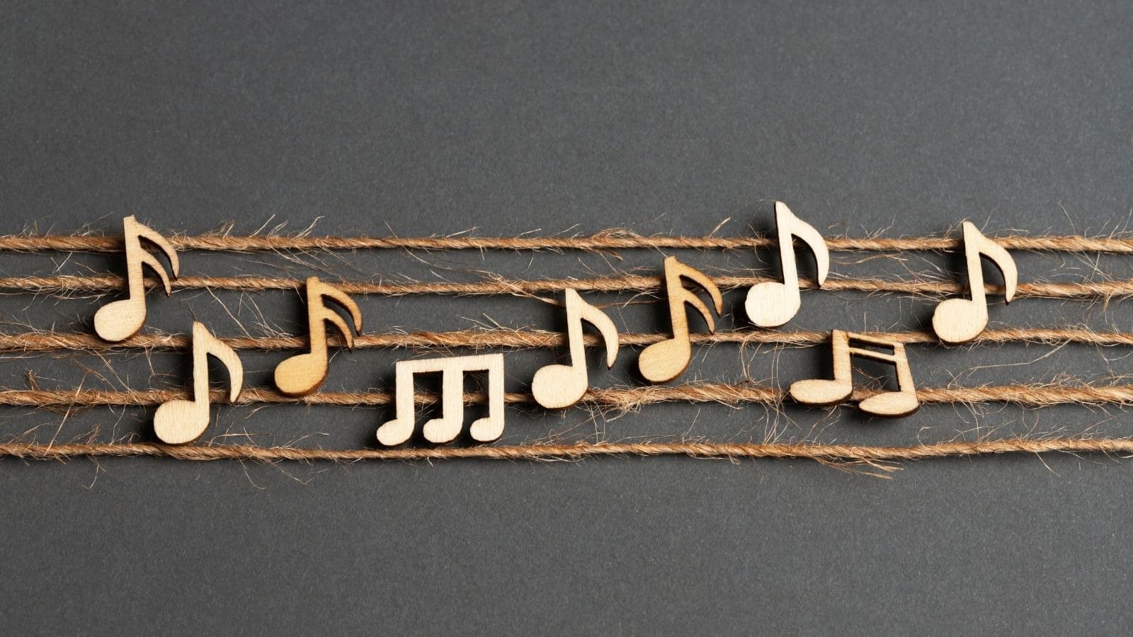 Notes de musique en bois fixées sur des cordes