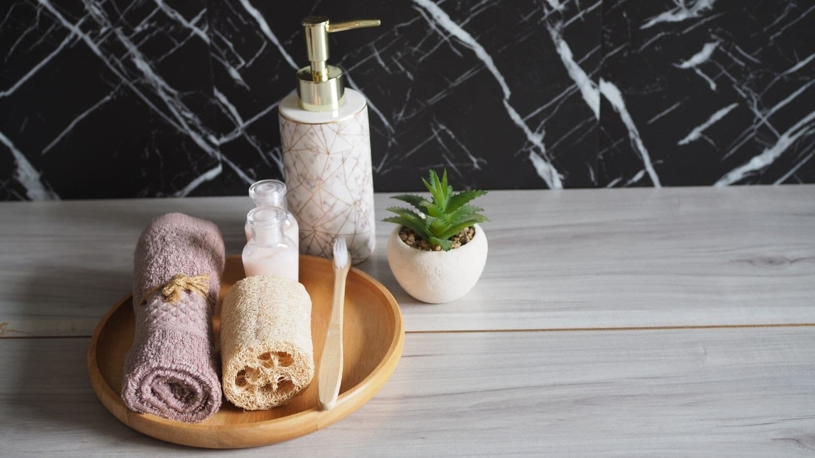 Accessoires d'hygiène et serviettes dans une salle de bain