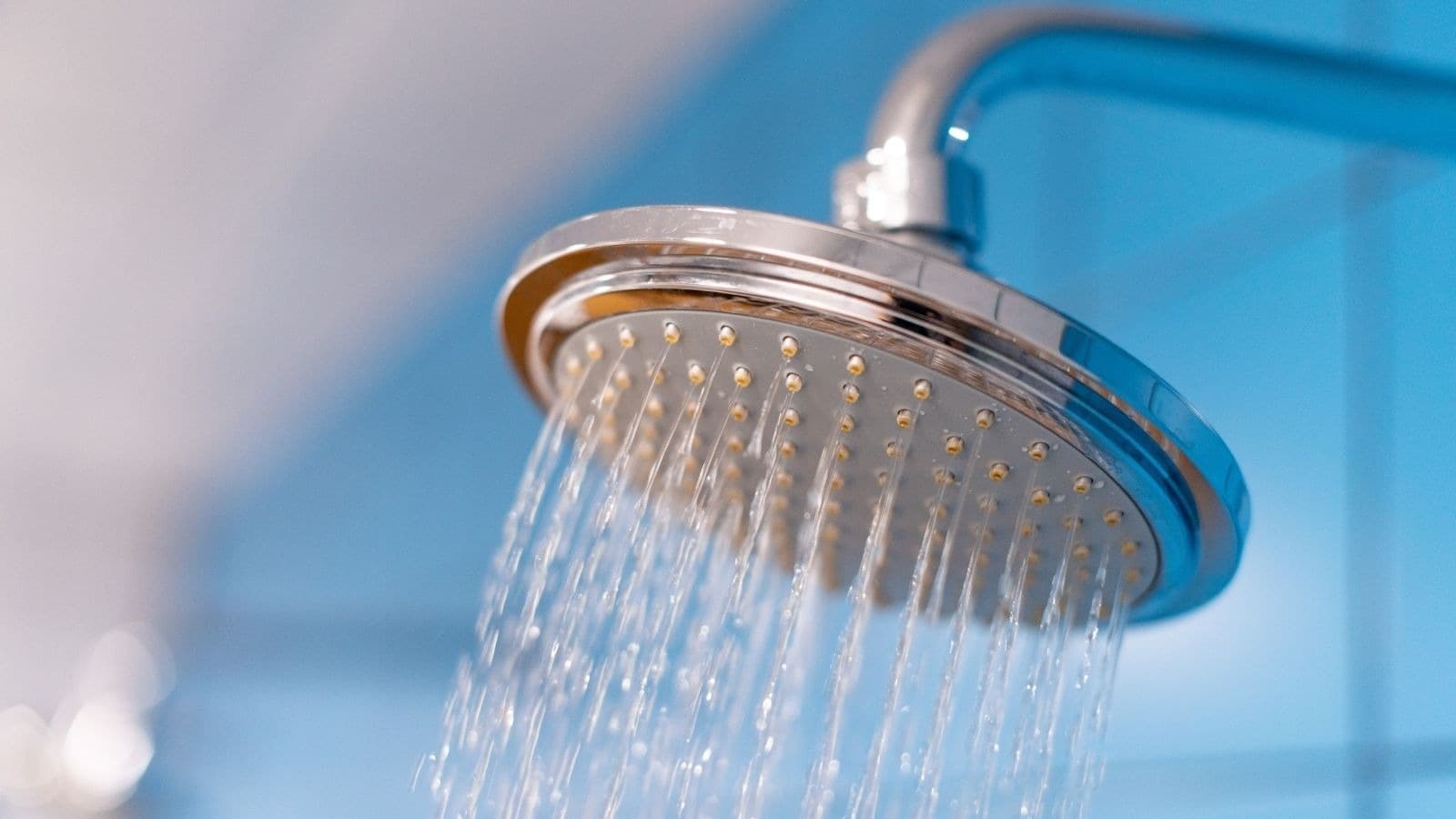 Pommeau de douche laissant couler de l'eau