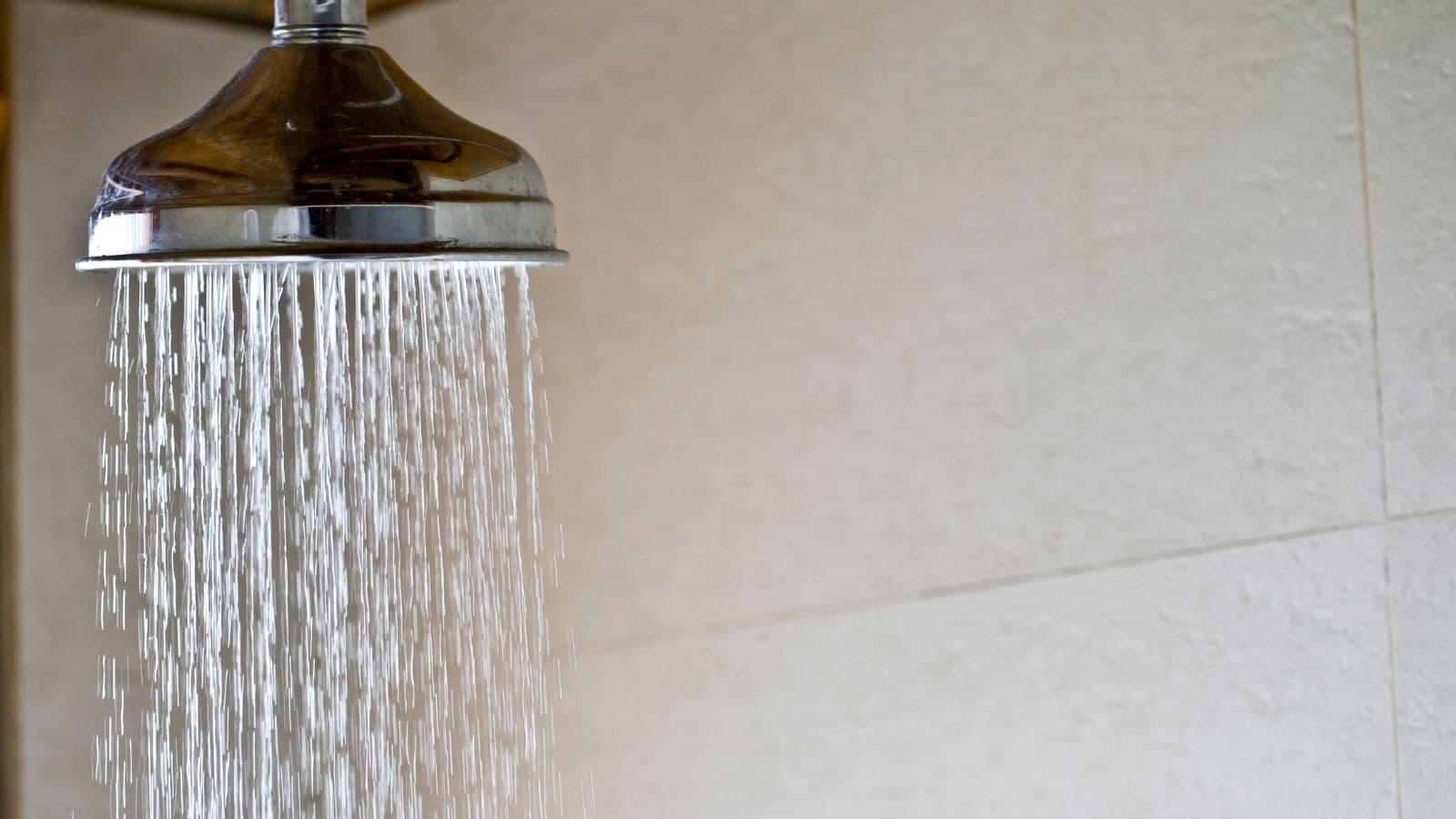 Douche murale en fonctionnement