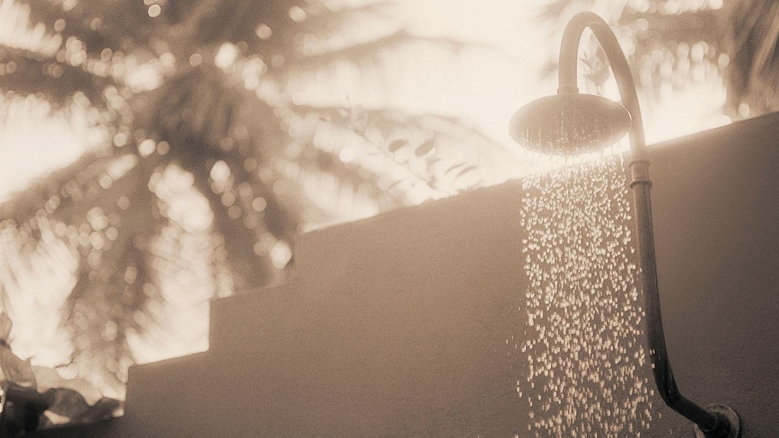 Douche extérieure éclairée par le soleil